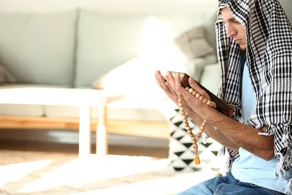 Jovem Muçulmano Com Alcorão Orando Casa — Fotografia de Stock