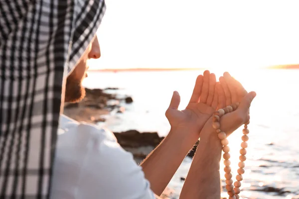 Junger Muslimischer Mann Betet Der Nähe Des Flusses — Stockfoto