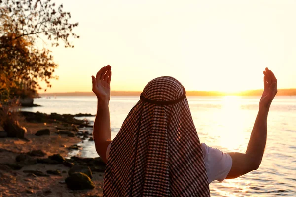 Junger Muslimischer Mann Betet Der Nähe Des Flusses — Stockfoto