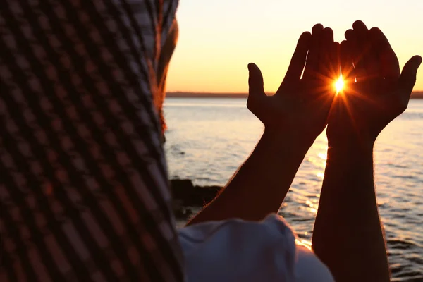 Junger Muslimischer Mann Betet Bei Sonnenuntergang Der Nähe Des Flusses — Stockfoto