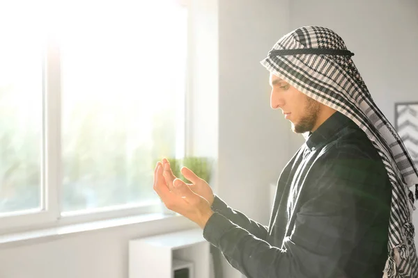 Young Muslim Man Praying Home — Stock Photo, Image