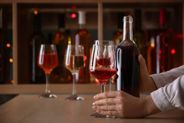 Barman Femenino Con Botella Copa Vino Mostrador — Foto de Stock