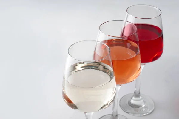 Bicchieri Vino Gustoso Sfondo Bianco — Foto Stock