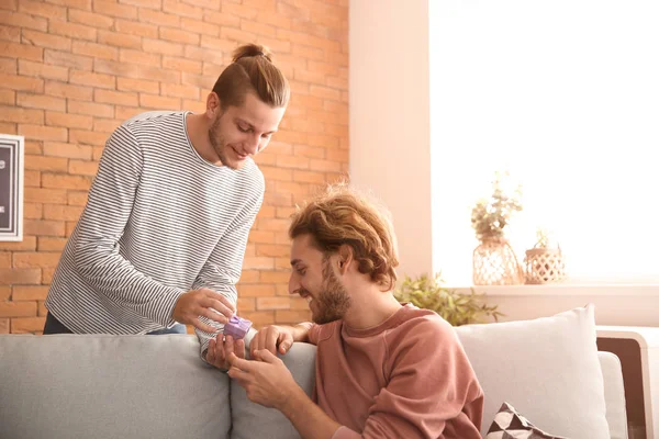 Man Surprising His Boyfriend Present — Stock Photo, Image