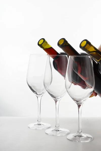 Verser Différents Vins Des Bouteilles Dans Des Verres Sur Fond — Photo