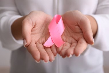 Pembe kurdele, closeup tutan kadın. Meme Kanseri Bilinçlendirme kavramı