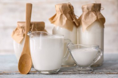 Ahşap Masa farklı süt ürünleri