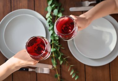 Restoranda şarap içme arkadaş