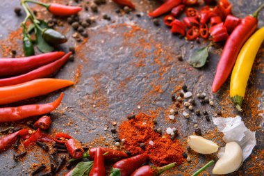 Taze biber ve baharat gri arka plan üzerinde çerçeve yaptı