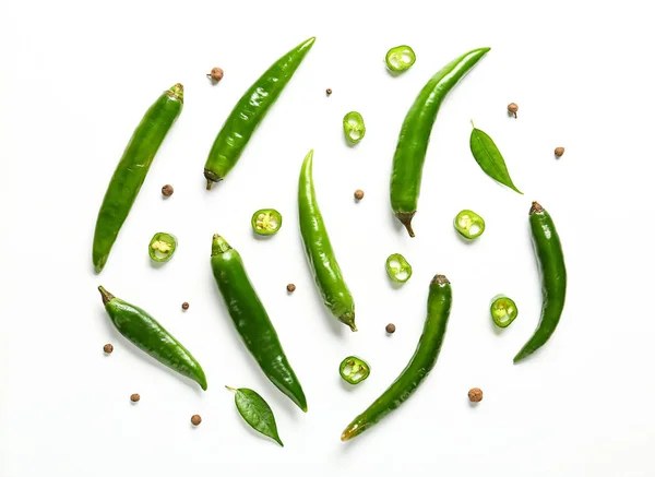 Plochá Laických Složení Zelené Chilli Papričky Bílém Pozadí — Stock fotografie