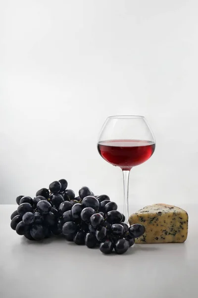 Verre Vin Savoureux Raisins Fromage Sur Fond Blanc — Photo