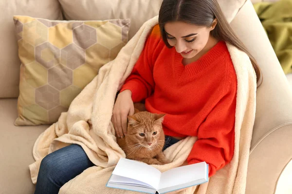 Woman Cute Cat Reading Book Home Autumn Day — Stock Photo, Image