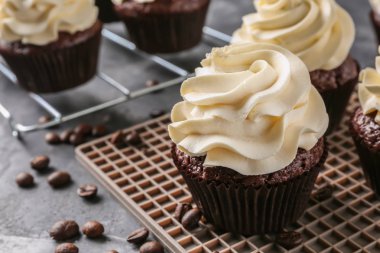 Gri masada lezzetli çikolatalı kek