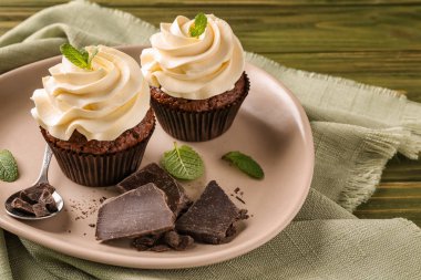 Plaka üzerinde lezzetli çikolata cupcakes