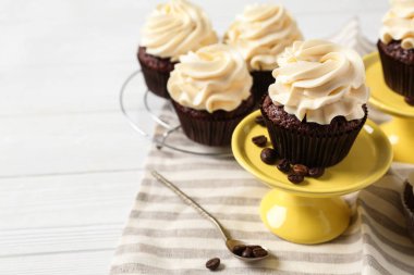 Beyaz masada lezzetli çikolata cupcakes