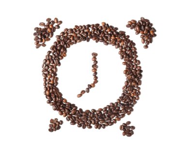 Çalar saat kavrulmuş kahve çekirdekleri beyaz zemin üzerine yapılmış