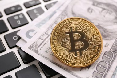 Altın bitcoin ve doları Lirası üstünde Pc klavye