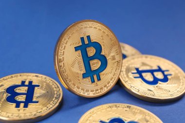 Renk arka plan üzerinde altın bitcoins