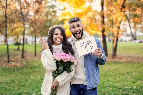 Gelukkige Paar Het Maken Van Voorstel Herfst Park — Stockfoto