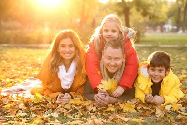 Портрет Счастливой Семьи Осеннем Парке — стоковое фото
