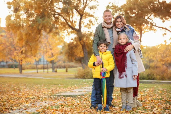 Счастливая Семья Осеннем Парке — стоковое фото