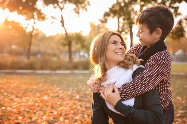 Happy Mother Son Autumn Park — Stock Photo, Image