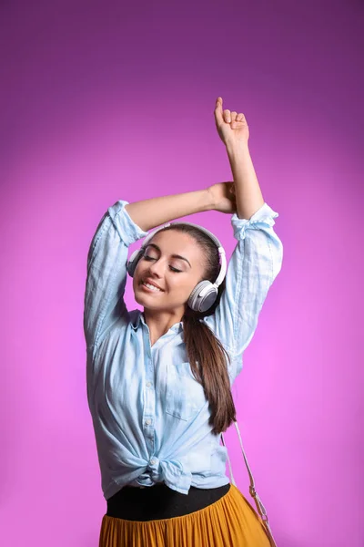 Mulher Bonita Ouvindo Música Fundo Cor — Fotografia de Stock