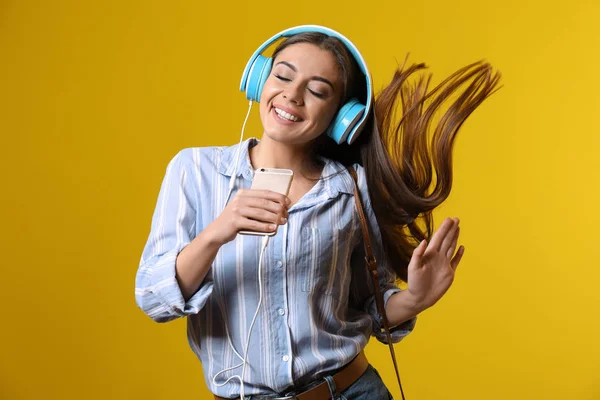 Beautiful Woman Listening Music Color Background — Stock Photo, Image