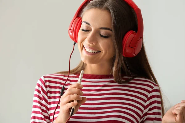 Hermosa Mujer Escuchando Música Sobre Fondo Claro —  Fotos de Stock