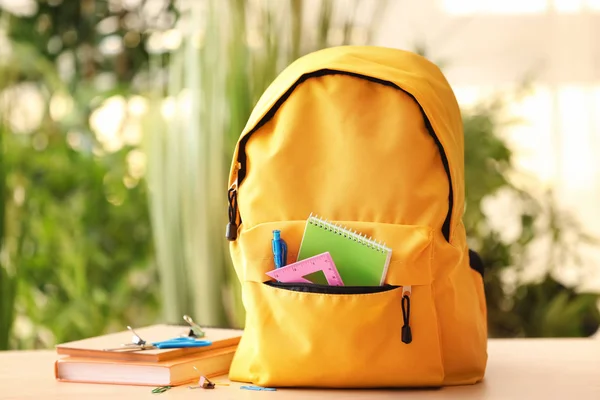 Mochila Con Útiles Escolares Sobre Fondo Natural — Foto de Stock