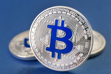 Renk arka plan üzerinde gümüş bitcoins