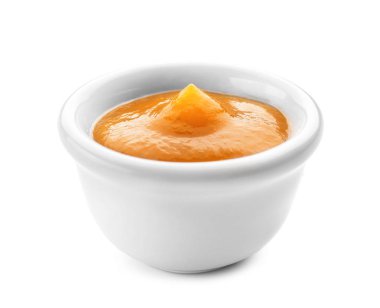 Beyaz arka plan üzerinde kase lezzetli sos