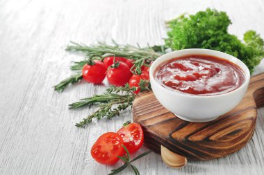 Beyaz ahşap masa üzerinde otlar kase lezzetli domates sosu