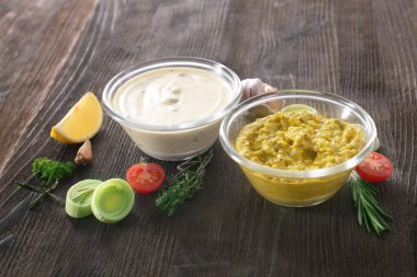 Ahşap masa üzerinde kase lezzetli soslar