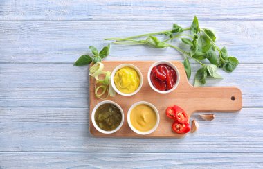 Kaseler hafif ahşap masa üzerinde farklı lezzetli soslar