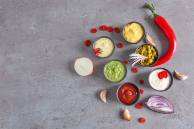 Kase üzerinde gri tablo farklı lezzetli soslar