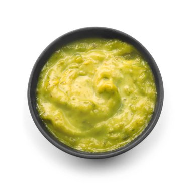 Beyaz arka plan üzerinde kase lezzetli yeşil sos