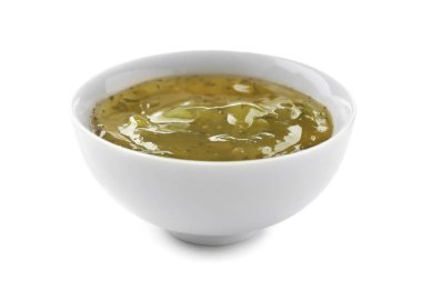 Beyaz arka plan üzerinde kase lezzetli yeşil sos