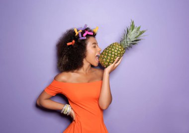 Renkli ananaslı güzel Afro-Amerikalı kadın.