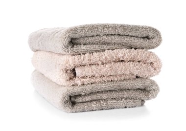Beyaz arka plan üzerinde temiz yumuşak havlu yığını