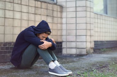 Genç adam açık havada vurguladı