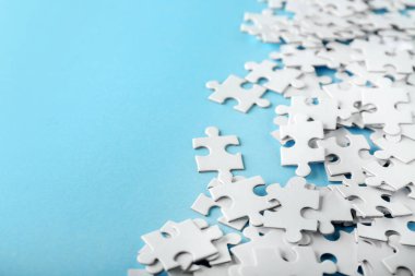 Parçalı bulmaca renk arka plan üzerinde parçaları