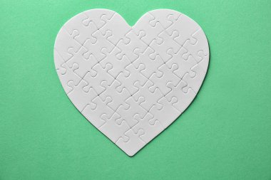 Renk arka plan üzerinde kalp şeklinde parçalı bulmaca
