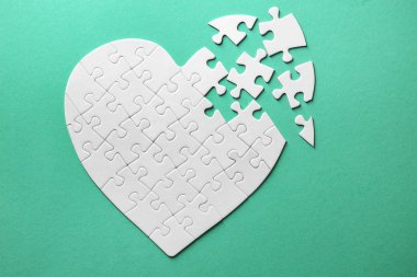 Renk arka plan üzerinde kalp şeklinde parçalı bulmaca