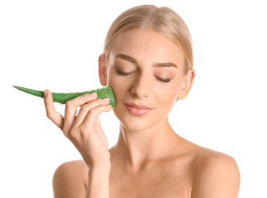 Aloe vera beyaz arka plan üzerinde olan güzel kadın