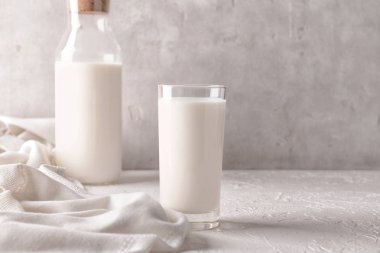 Cam ve şişe lezzetli süt beyaz masada