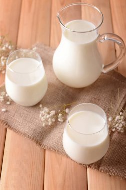 Gözlük ve ahşap masa üzerinde lezzetli süt kabı ile kompozisyon