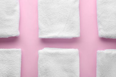 Renkli arka planda yumuşak havlular temizle