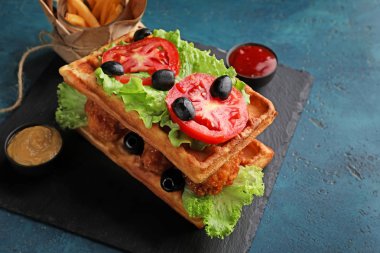 Tavuk ve sebze kayrak plaka üzerinde lezzetli waffle