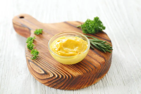 Molho Amarelo Saboroso Tigela Com Ervas Mesa Madeira Branca — Fotografia de Stock